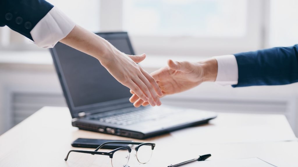 assistenza e consulenza stretta di mano